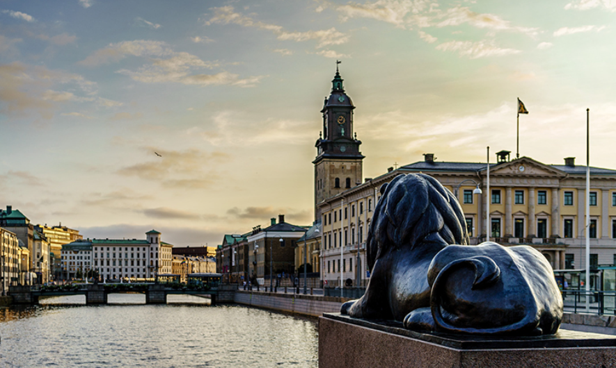 Lejonstatyn vid Göta älv med Tyska kyrkan och kanalen i bakgrunden - lokal SEO tjänster i Göteborg